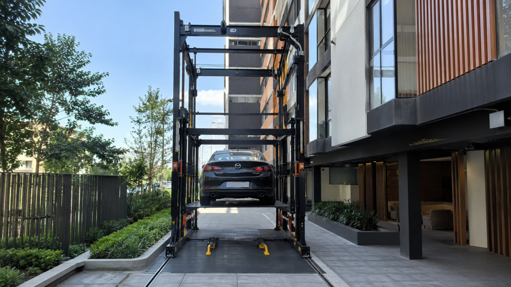 Estacionamiento vertical junto a edificios en México con estructura independiente, acceso alineado y obra controlada.